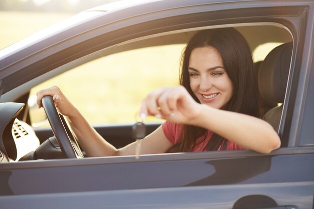 Ich bin froh, dass die Fahrerin die Schlüssel vom Auto hält