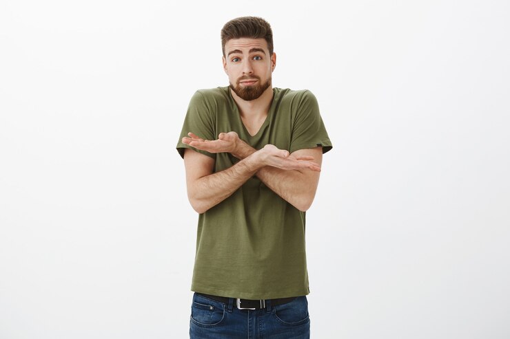 Kostenlose Foto ich habe keine ahnung. porträt eines verwirrten freundes, der befragt und unsicher ist