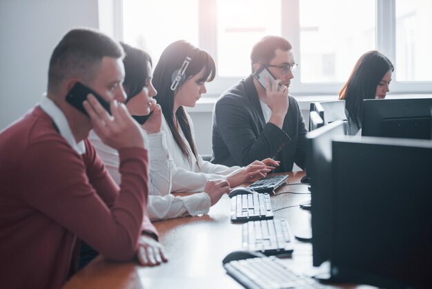 Ich höre dir zu, was für ein Problem hast du? Junge Leute, die im Call Center arbeiten. Neue Angebote kommen