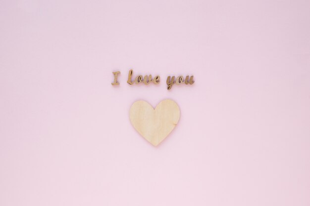 Ich liebe dich Inschrift über Holzherz