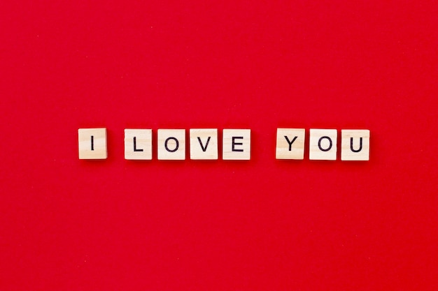 Ich liebe dich mit Holzbuchstaben zum Valentinstag