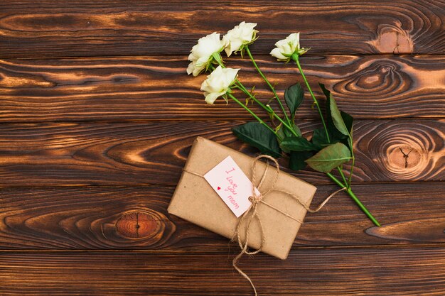 Ich liebe dich Mom Inschrift mit Geschenk und Rosen