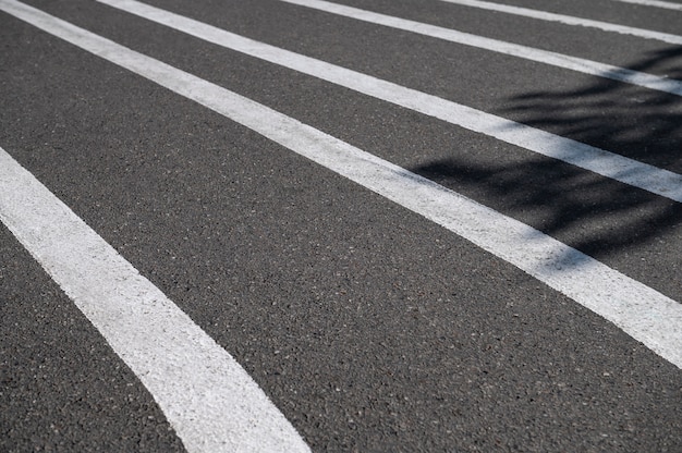 Im Freien Kopfsteinpflaster mit Wellenlinien und Schatten