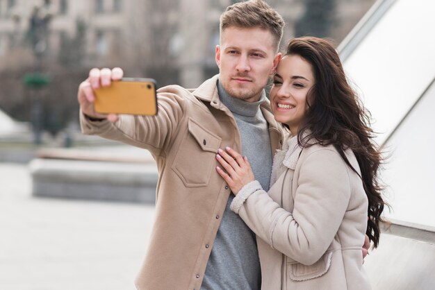 Im Freien Paar macht ein Selfie