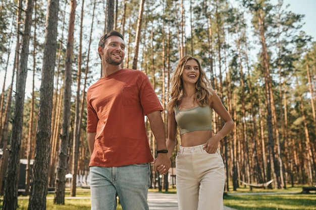 Im Park. Junges Paar verbringt Zeit zusammen im Park