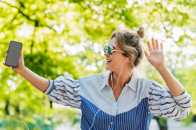 Im Park tanzen und Musik hören