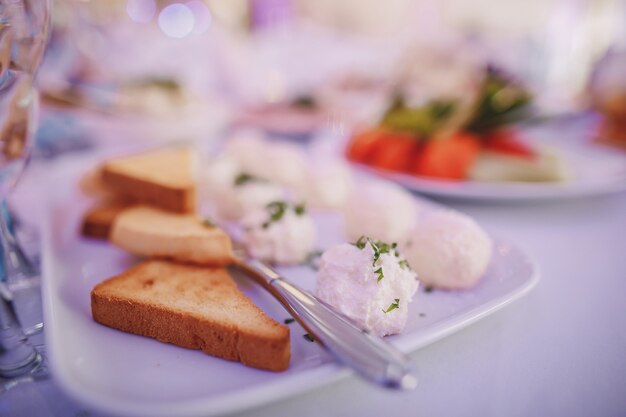 Im Restaurant am Hochzeitstisch