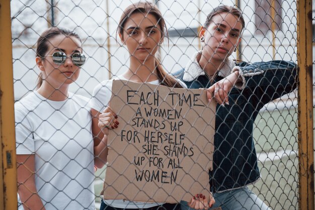 Immer zusammen. Eine Gruppe feministischer Frauen protestiert im Freien für ihre Rechte