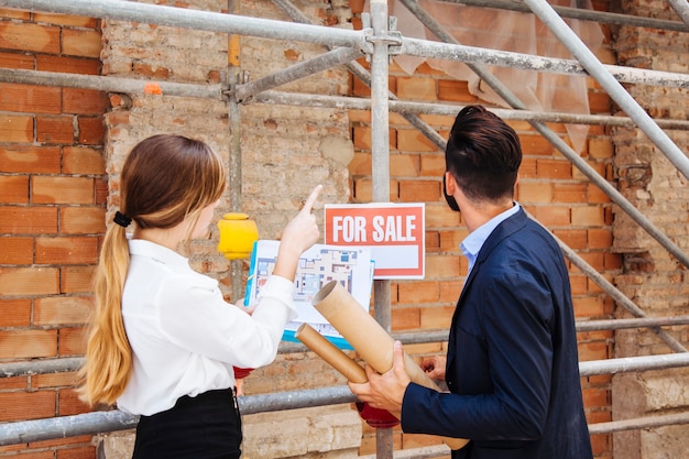 Immobilienmakler auf der Baustelle