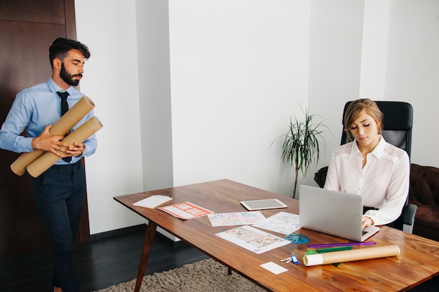 Immobilienmakler im Büro