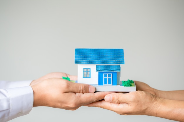 Immobilienmakleragent, der dem Kunden zur Entscheidungsfindungszeichen-Versicherungsformularvereinbarung darstellt und sich berät