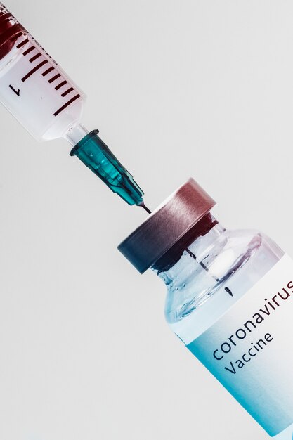 Impfstoffflasche mit einer Nadelspritze