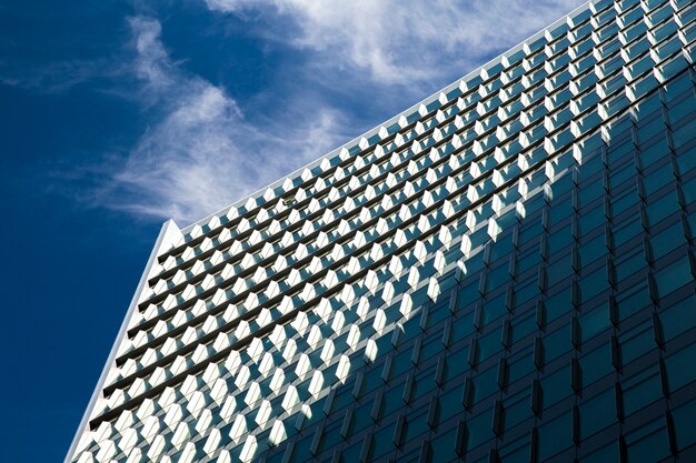 Imponierendes Gebäude des niedrigen Winkels mit Schatten