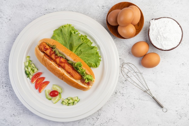 In Brot und Salat gewickelte Wurst mit Sauce.