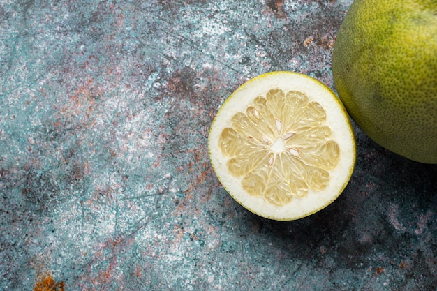 In halb frische Grapefruit geschnitten auf dunklem Hintergrund