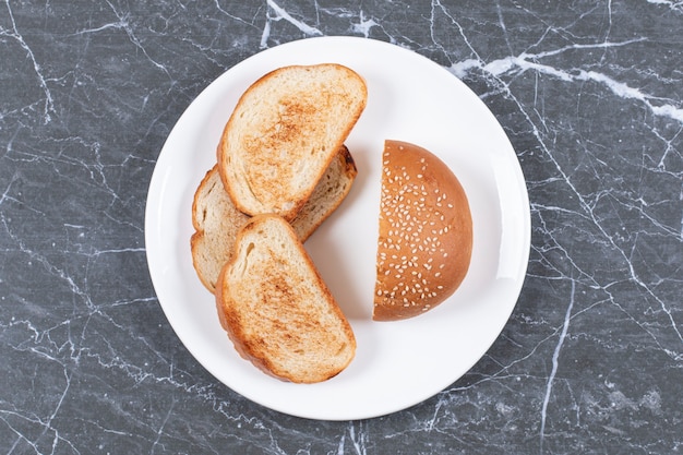 Kostenloses Foto in scheiben geschnitten von spiegelei und brötchen auf teller.