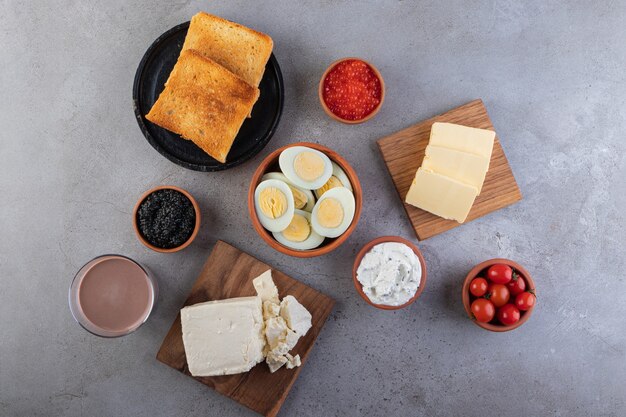 In Scheiben geschnittene gekochte Eier mit gebratenem Toast und roten Kirschtomaten.