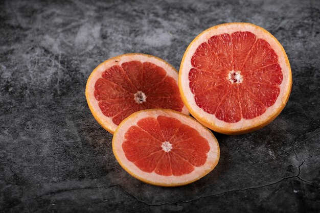 In Scheiben geschnittene saftige frische Grapefruit auf Marmor