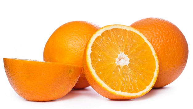 In Scheiben geschnittene und ganze Orangen