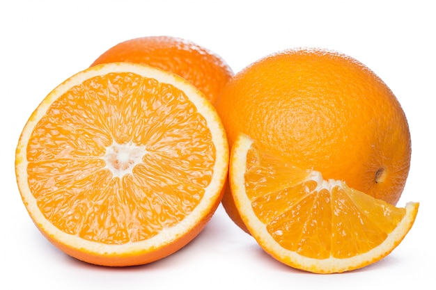 In Scheiben geschnittene und ganze Orangen