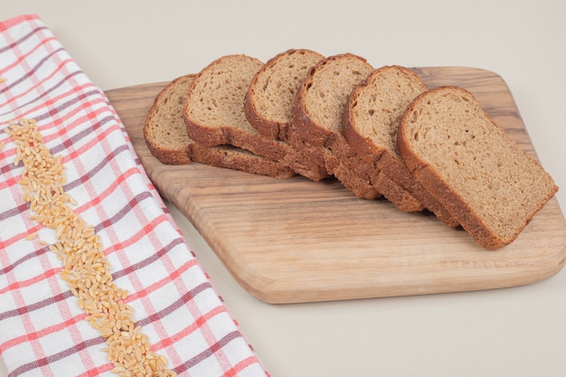 In Scheiben geschnittenes frisches Schwarzbrot auf Holzbrett