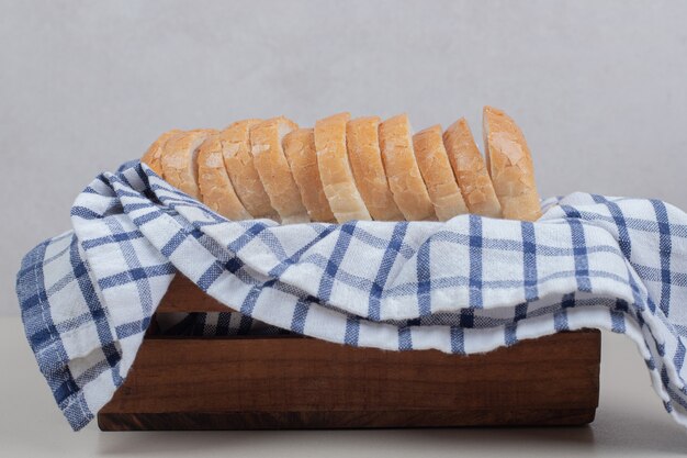 In Scheiben geschnittenes frisches Weißbrot auf Tischdecke. Hochwertiges Foto