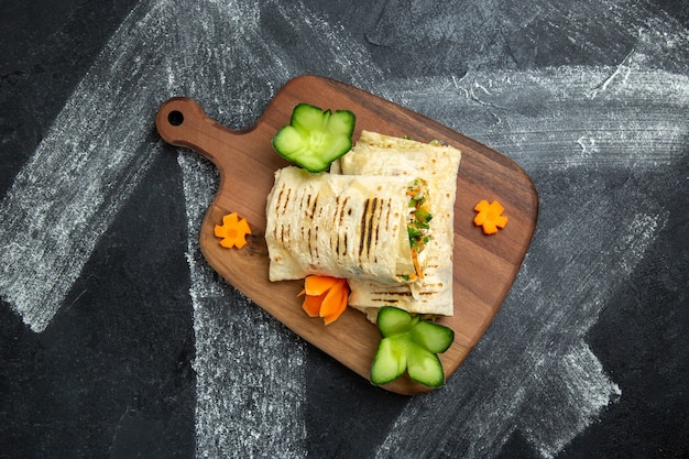 In scheiben geschnittenes sandwich mit gegrilltem fleisch auf grauem hintergrund burger sandwich mahlzeit essen