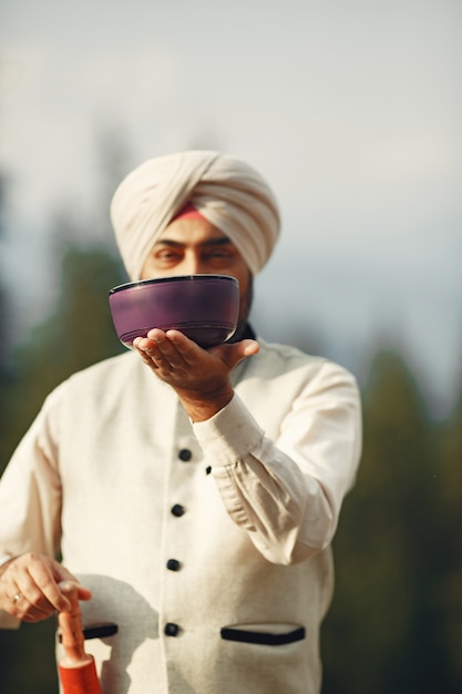 Inder in den Bergen. Männchen in einem traditionellen Turban. Hinduist mit besonderen Dingen für Rituale.