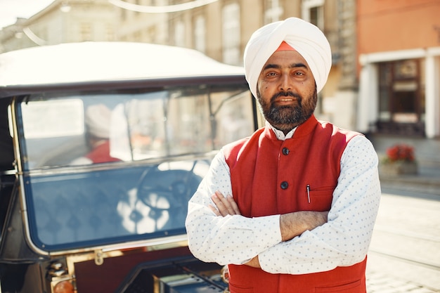 Inder in einer Stadt. Männchen in einem traditionellen Turban. Hinduist in einer Sommerstadt.