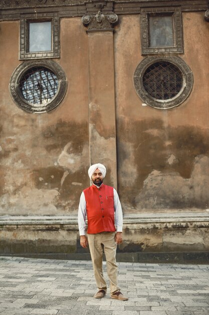 Inder in einer Stadt. Männchen in einem traditionellen Turban. Hinduist in einer Sommerstadt.