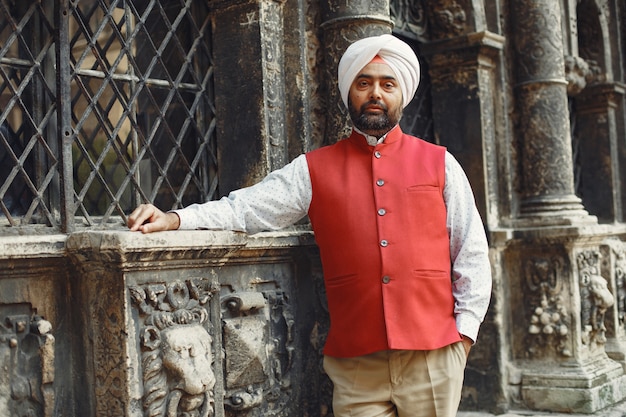 Inder in einer Stadt. Männchen in einem traditionellen Turban. Hinduist in einer Sommerstadt.