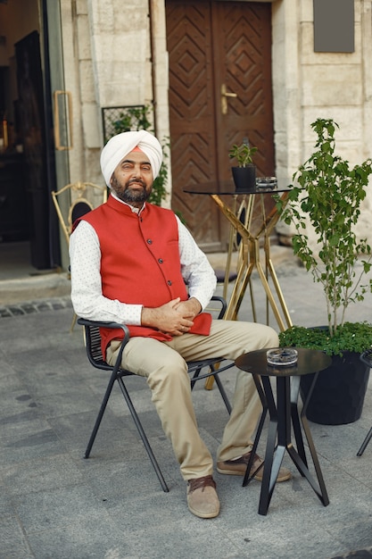 Inder in einer stadt. männchen in einem traditionellen turban. hinduist in einer sommerstadt.