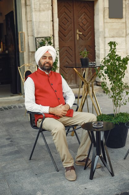 Inder in einer Stadt. Männchen in einem traditionellen Turban. Hinduist in einer Sommerstadt.