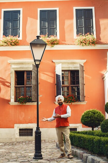 Inder in einer Stadt. Männchen in einem traditionellen Turban. Hinduist in einer Sommerstadt.