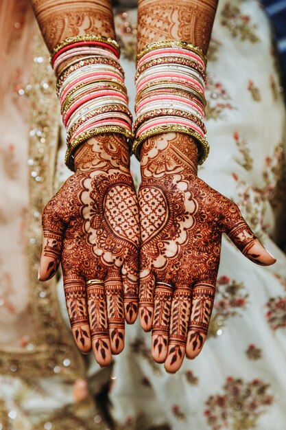 Indische Hochzeitsarmbänder und mehandi Hennastrauch färbten Hände mit reflektierender Verzierung