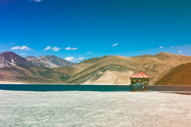 Indische Reiseziel-See-Berglandschaft