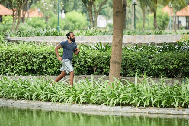 Indischer Mann, der im Park rüttelt