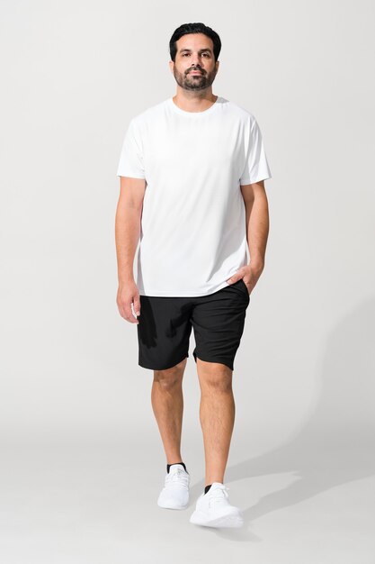 Indischer Mann mit minimalistischem weißem T-Shirt