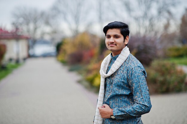 Indischer Mann trägt traditionelle Kleidung mit weißem Schal im Freien
