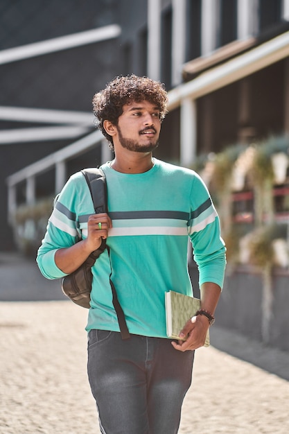 Indischer Schüler geht zur ersten Stunde