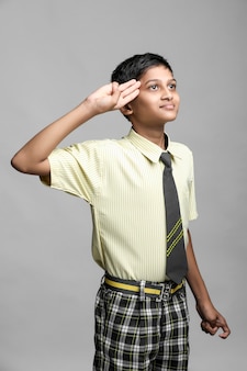 Indisches kind, das gruß gibt. konzept zur feier des unabhängigkeitstages. Premium Fotos