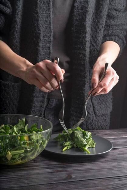 Individuelle Zubereitung von gesundem Salat