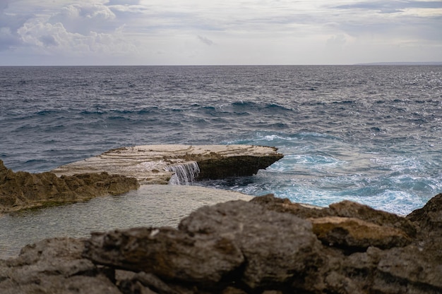 Indonesien, Insel Nusa Lembongan, Devil's Tear Naturbrunnen