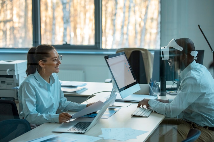 Kostenlose Foto industriedesigner, die an 3d-modellen arbeiten