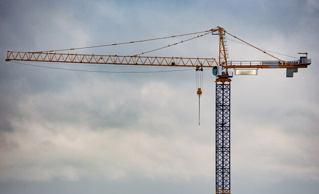 Industriekran auf blauem Himmel