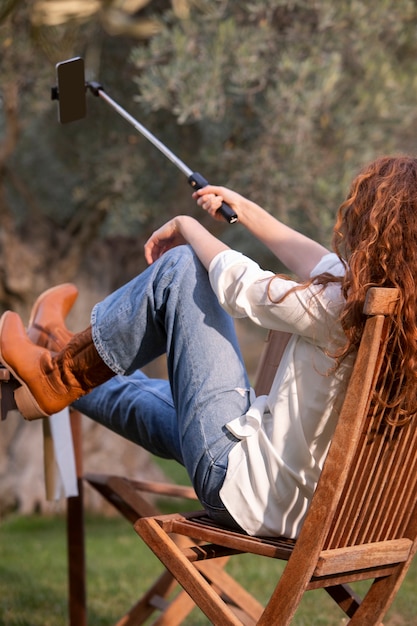 Influencer mit Selfie-Stick hautnah