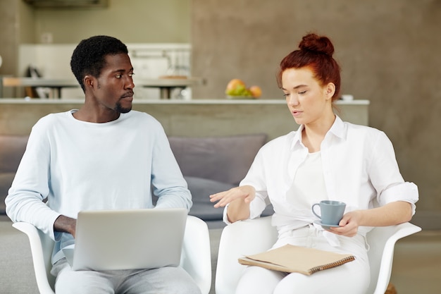 Informelles arbeitstreffen in der lobby des büros