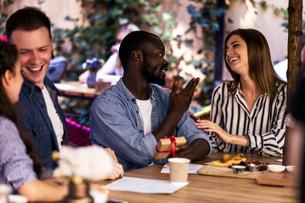 Informelles Gespräch mit den besten Freunden im Restaurant an einem warmen Sommertag