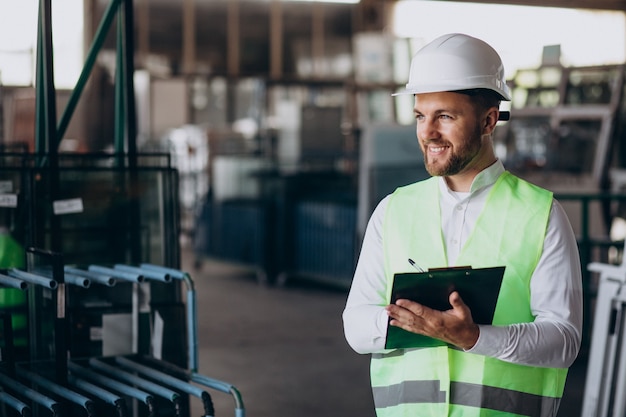 Ingenieur des jungen Mannes, der an Fabrik arbeitet