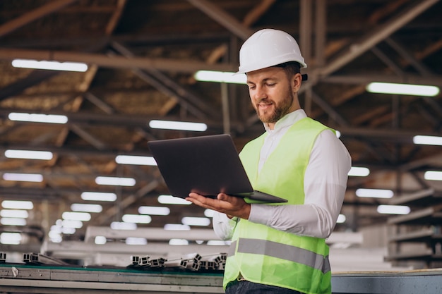 Ingenieur des jungen Mannes, der an Fabrik arbeitet